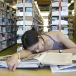 chica dormida en biblioteca#530534